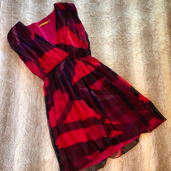 Alice + Olivia Dresses & Skirts - Alice + Olivia Warm Color Flowy Silk V-Neck Size L